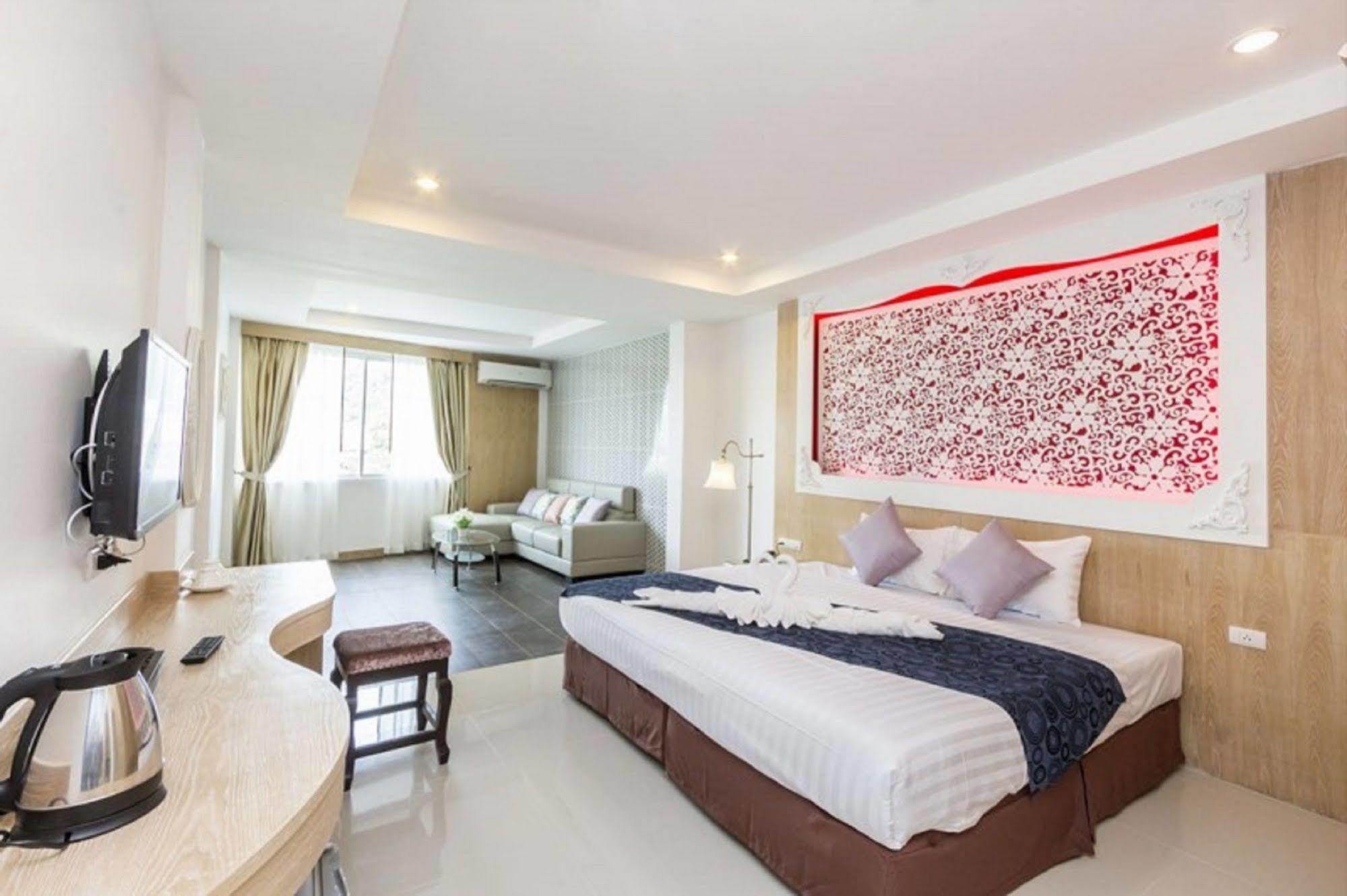 Triple Three Patong Hotel Kültér fotó